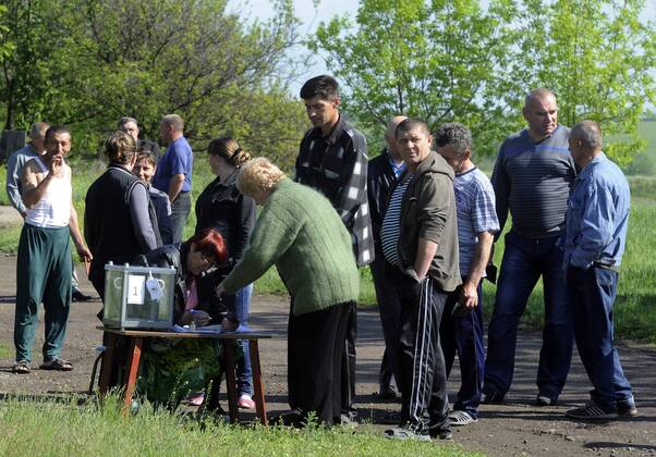 ITAR-TASS: LUGANSK REGION, UKRAINE. MAY 11, 2014. People vote in a ...