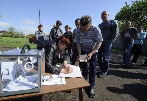 ITAR-TASS: LUGANSK REGION, UKRAINE. MAY 11, 2014. People vote in a ...