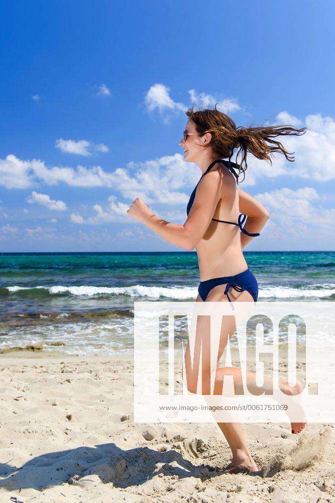 Frau im Bikini beim Joggen am Strand, Ibiza, Spanien - woman jogging at the  beach, Ibiza