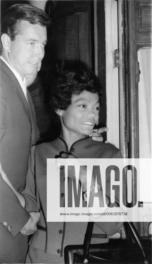 Aug. 30, 1960 - London, England, U.K. - Singer EARTHA KITT with her ...