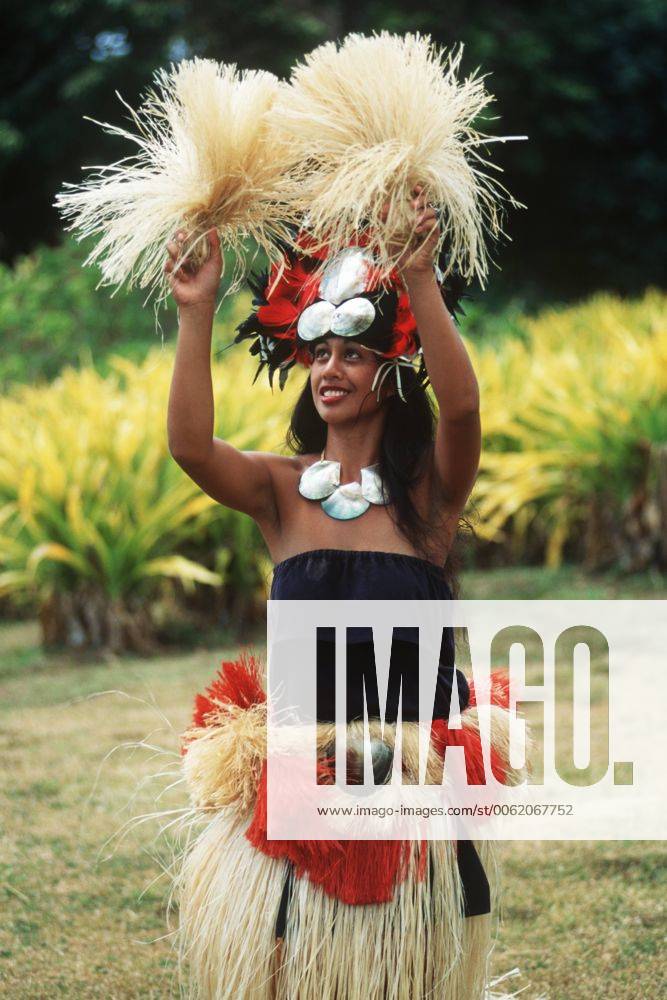 Cook Islands, South Pacific, Rarotonga, local dancer in traditional outfit  on beach Y wwp00026 Chris