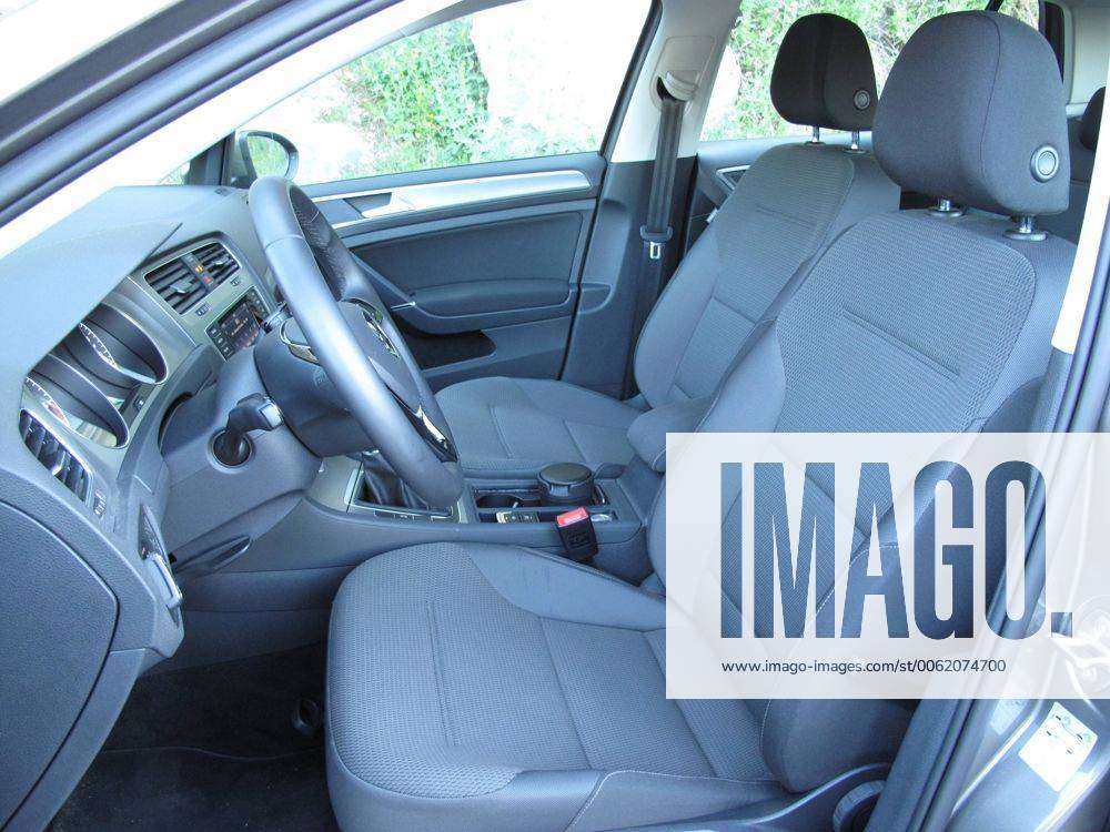 Blick in den Innenraum (Sitze, Sitzbezüge Stoff Design Zoom Titanschwarz)  des VW Golf Comfortline