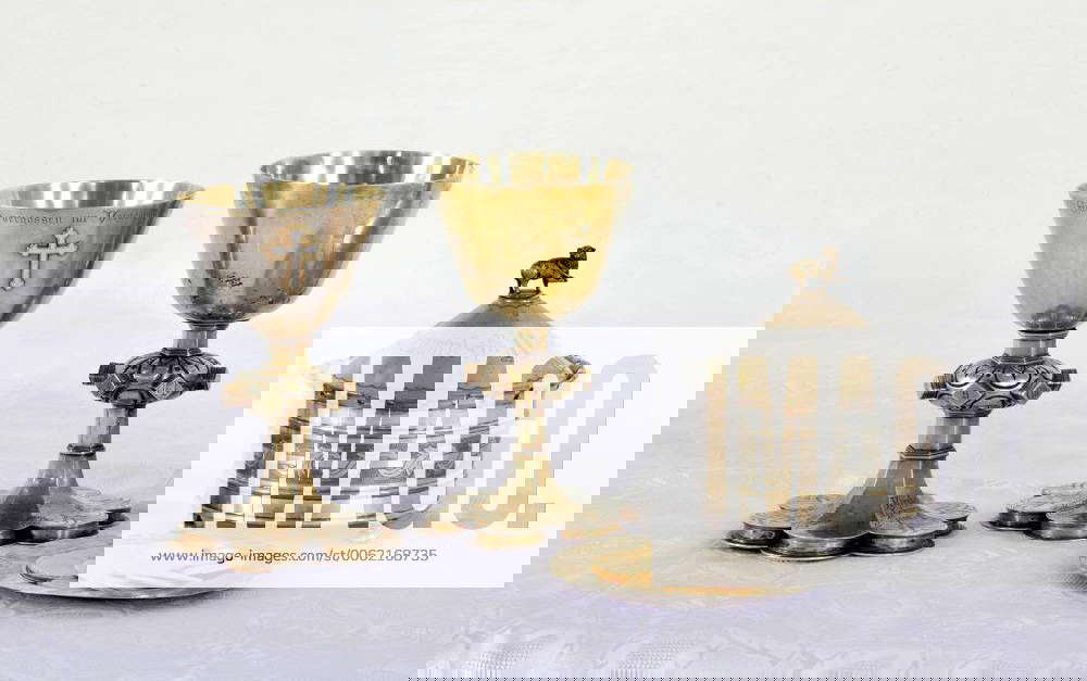 Abendmahlskelche und Dose mit Teller für das Abendmahlsbrot in der ...