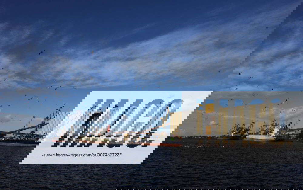 HAFEN ROSTOCK Der Ueberseehafen als universaler Umschlagplatz Sein Herz aber wurde der Faehrhafen mi