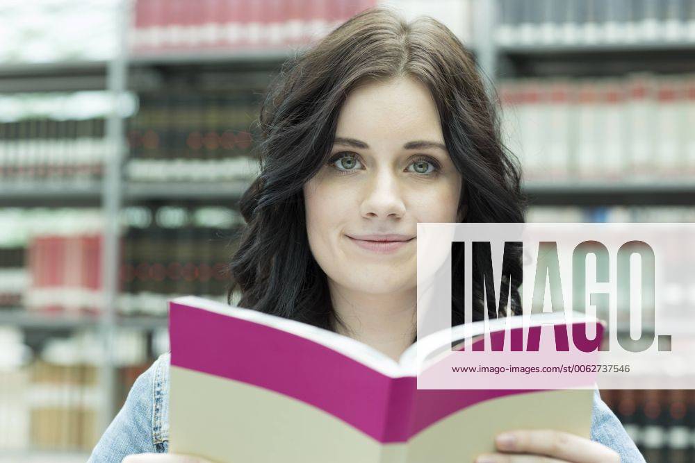 student-in-a-university-library-reading-book-model-released-symbolfoto