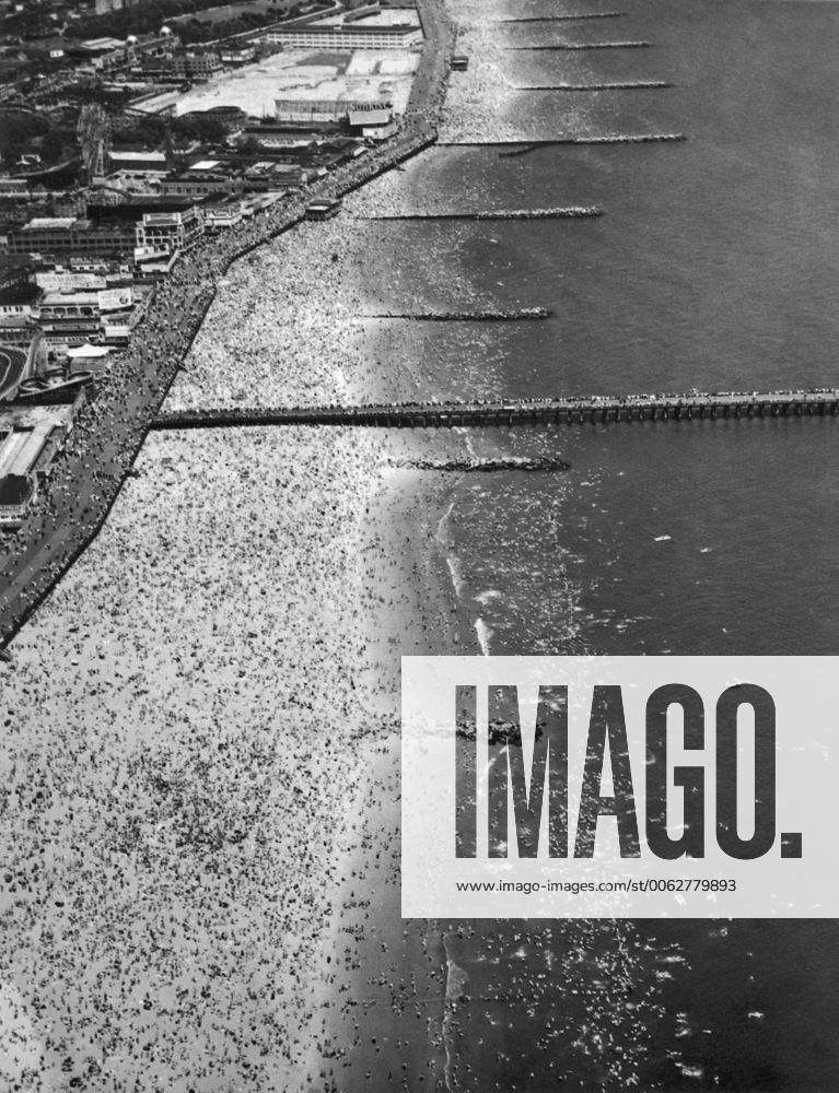 New York, New York: July 4, 1936 An aerial view of the crowds that ...