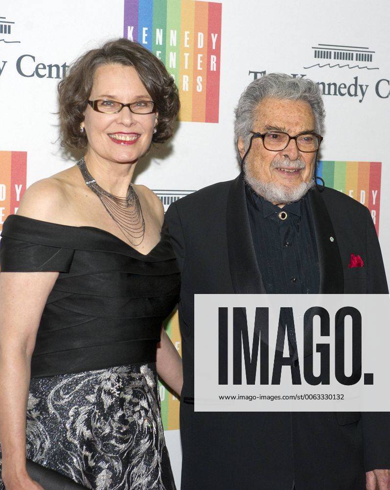 Leon Fleisher and his wife, Katherine, arrive for the formal Artist s  Dinner honoring the