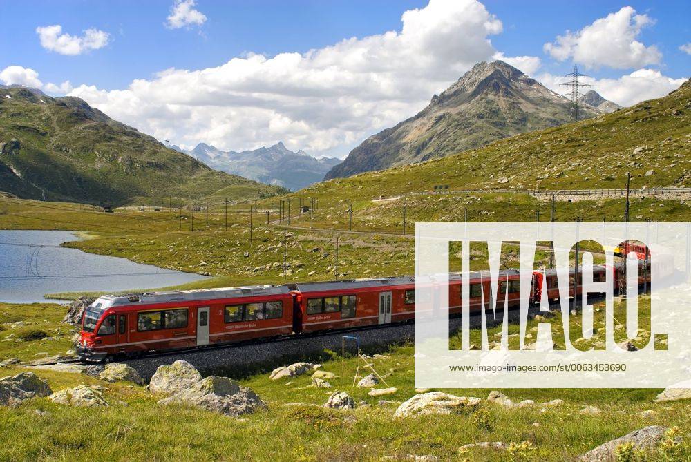 Zug der Rhaetischen Bahn am Lago Bianco am Bernina Pass in den ...