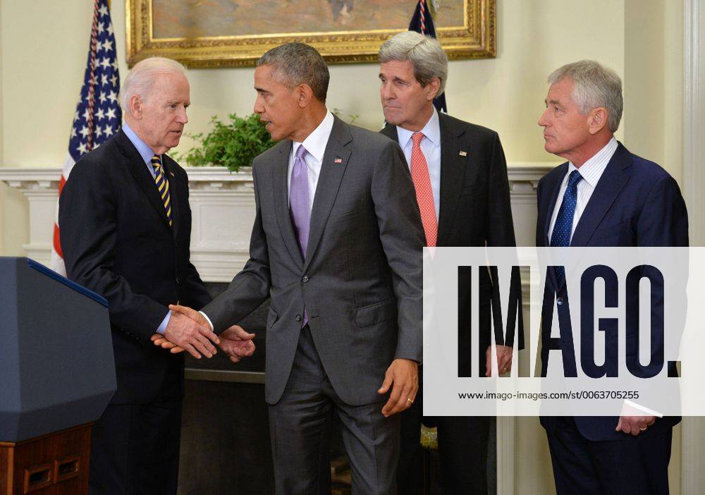 President Barack Obama shakes hands with Vice President Joe Biden (L ...