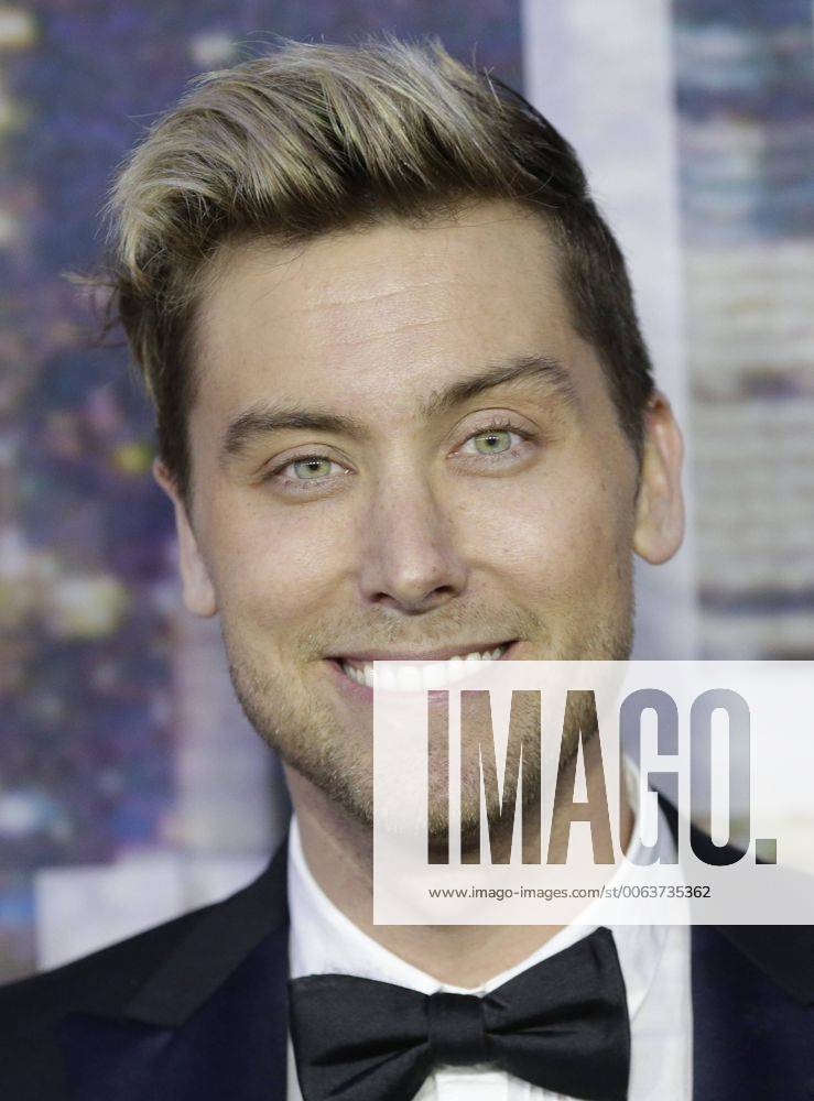 Lance Bass arrives on the red carpet at the SNL 40th Anniversary Special at 30 Rockefeller Plaza in