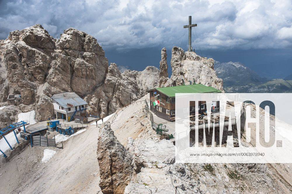Lorenzihütte, 2932 m, hinten Bergstation Seilbahn, Rifugio Son Forca, Cristallo-Gruppe, Ampezzaner