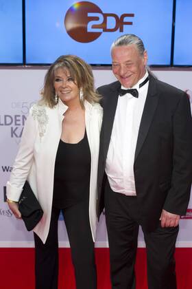 Wencke MYHRE, Saengerin, mit Partner Anders ELJAS, Roter Teppich, Red  Carpet Show, Ankunft