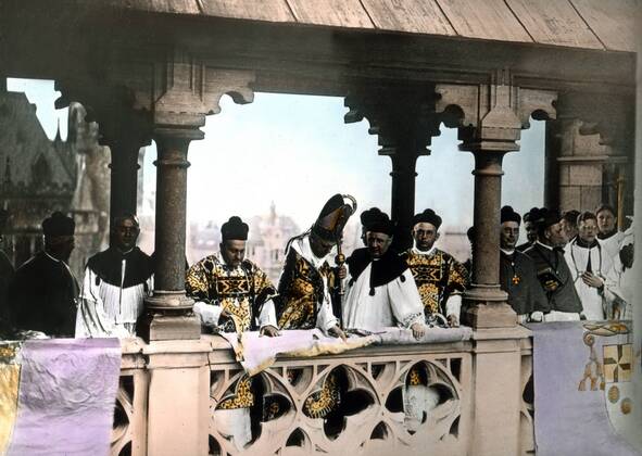 Lourdes Auslegen Der T cher Bei Der Aachener Heiligtumsfahrt 1930 