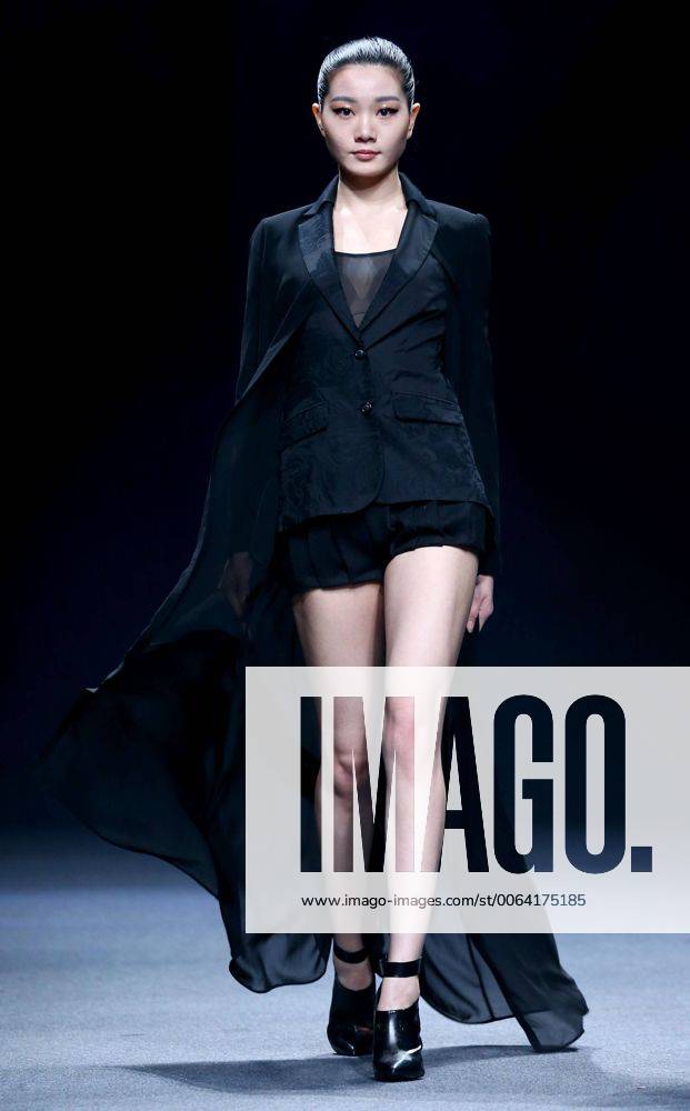 BEIJING, March 27, 2015 A model presents a creation of Japanese