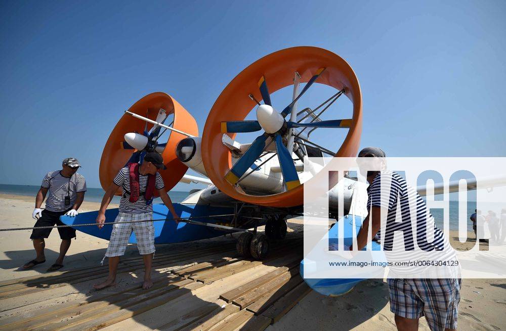 (150416) HAIKOU, April 16, 2015 Technologists carry a wingin