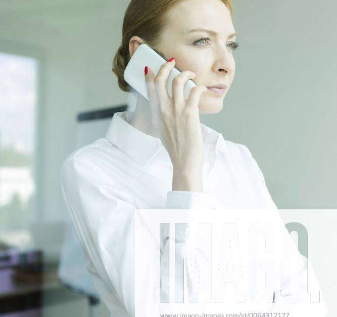 businesswoman-on-the-phone-model-released-symbolfoto-property-released-y