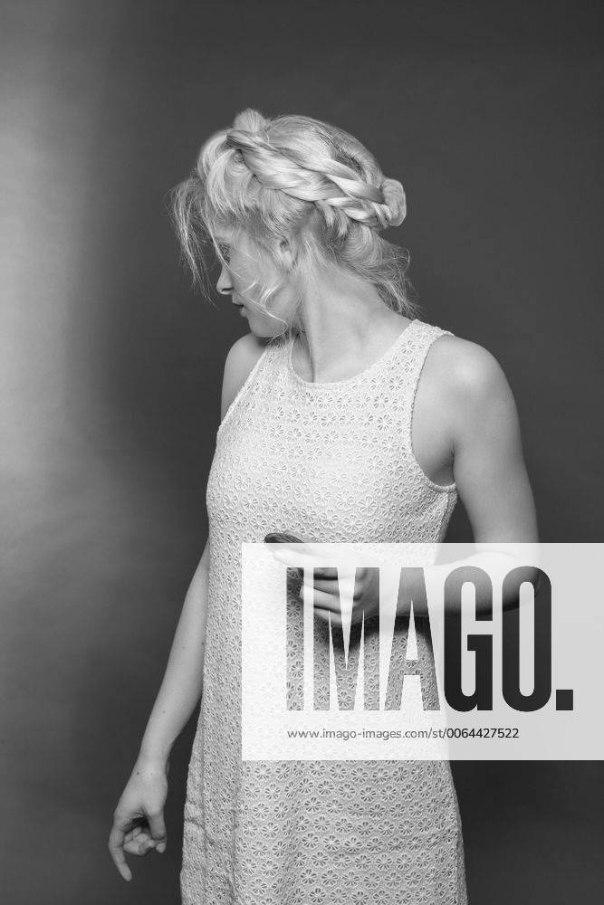 Mädchen im Minikleid aus Spitze und stylischer Frisur. Grl in a mini