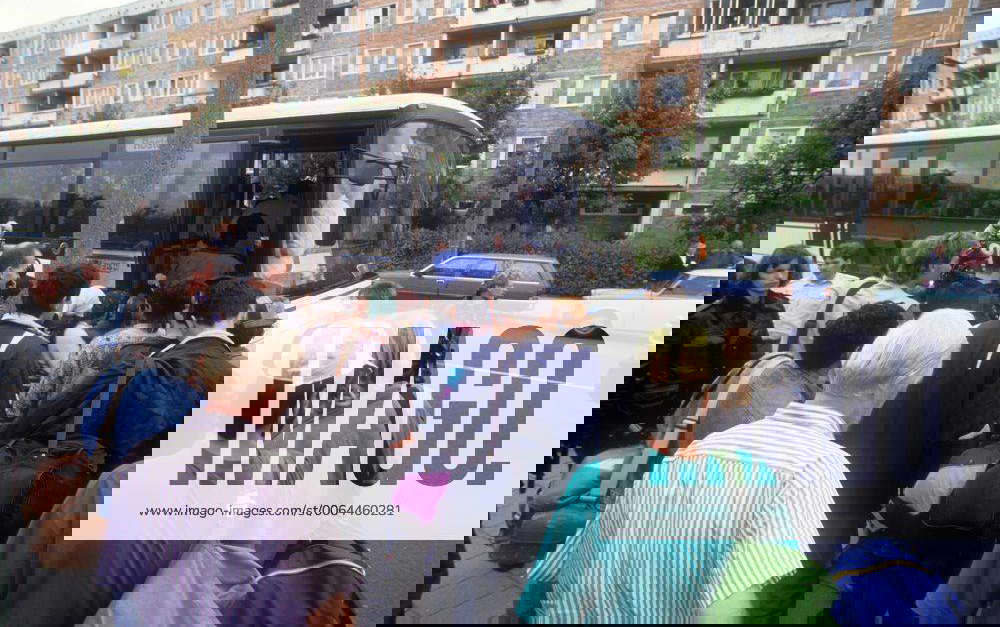 Reportage Ausschreitungen Rostock Lichtenhagen 1992, Flüchtlinge werden