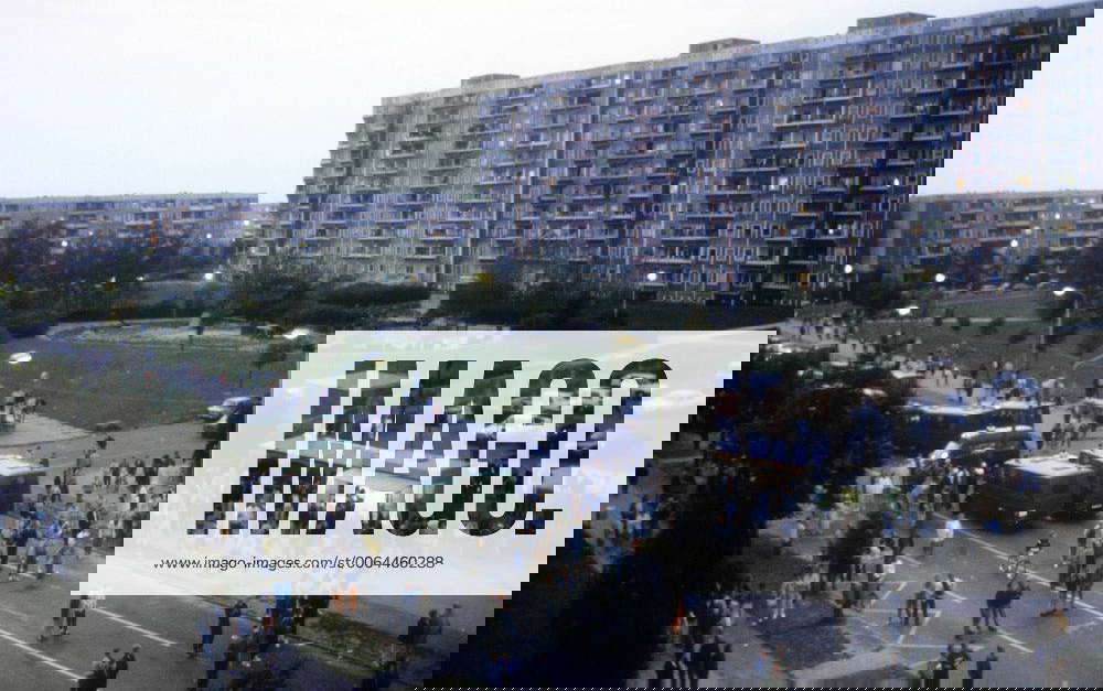 Reportage Ausschreitungen Rostock Lichtenhagen 1992, Polizei rückt mit