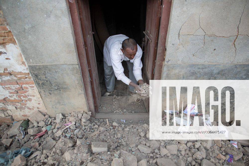 May 6 2015 Kathmandu Khokana Nepal A Man Remove The Rubbles Front Of His House In The Khokana