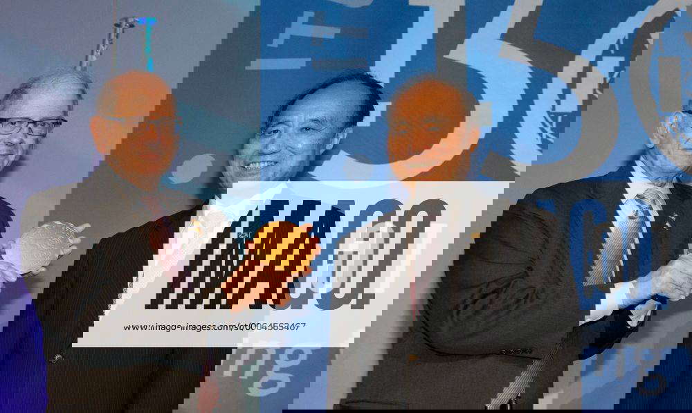 Robert E. Kahn (L), CEO and President of the Corporation for National