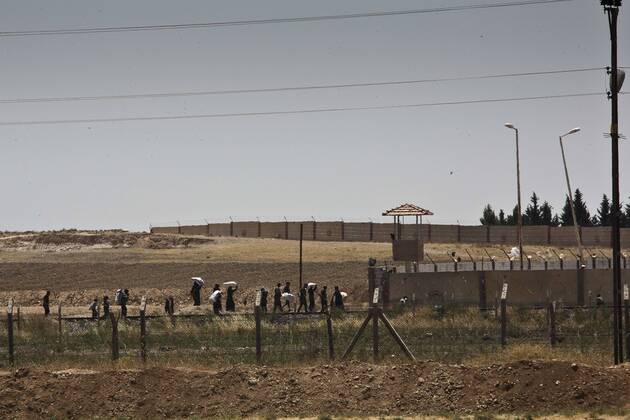 June 16, 2015 - Akcakale, Turkey - Syrian civilians leave the town of ...