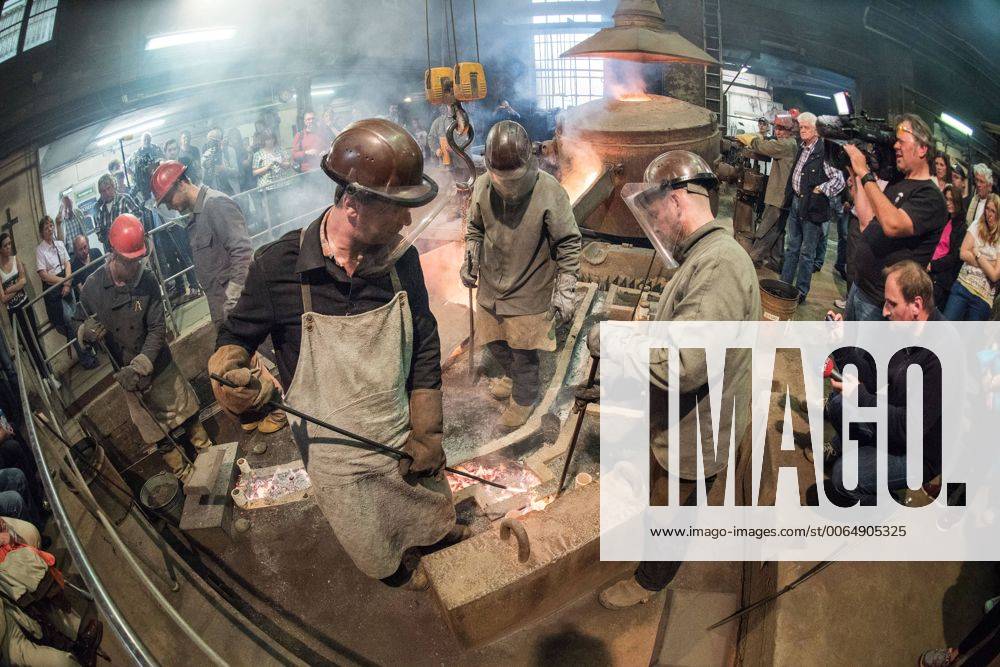 Die Glockengiesser der Glocken und Kunstgiesserei Rincker giessen am