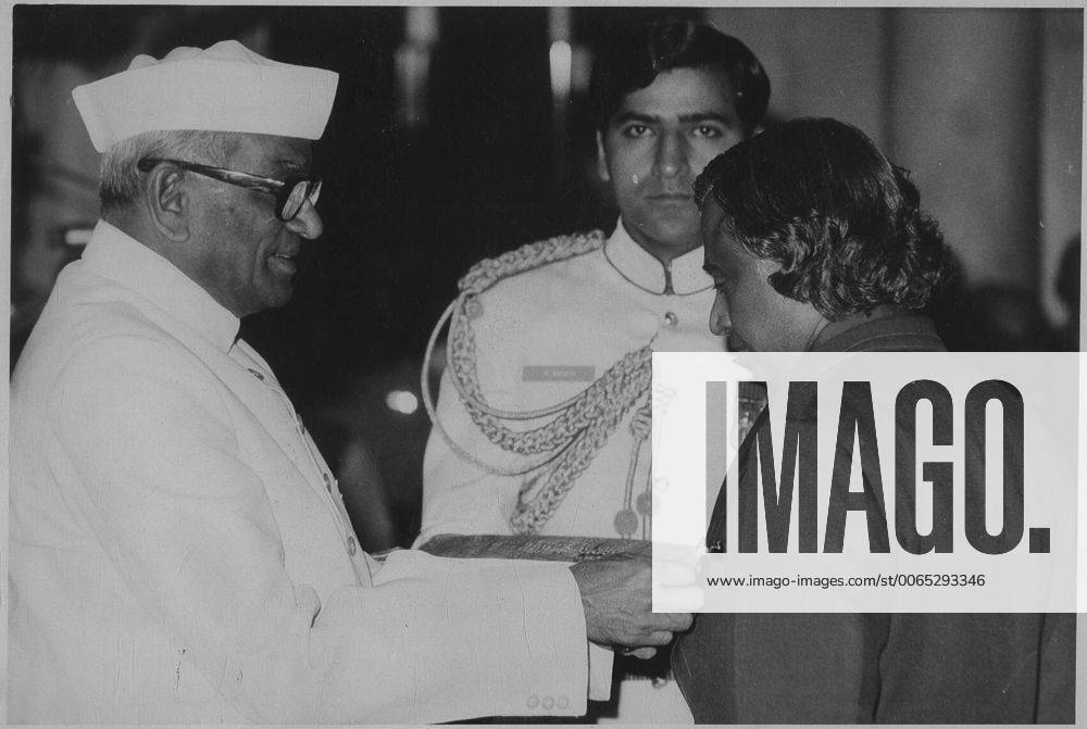 Scientist APJ Abdul Kalam receiving Padma Bhushan Award from President ...