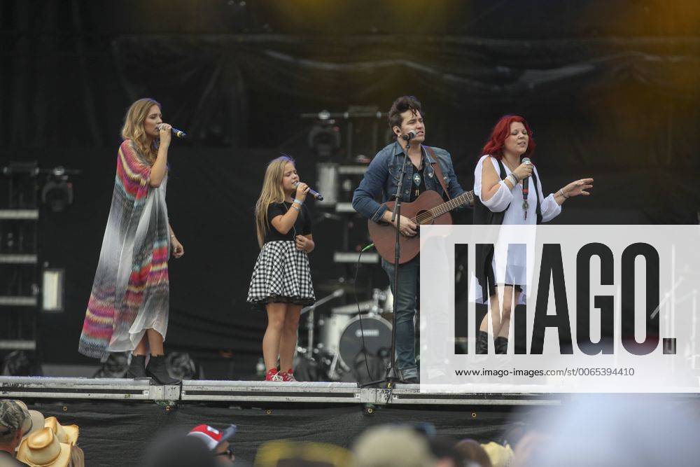 Aug. 8, 2015 - Oro-Medonte, Ontario, Canada - The Stellas (L-R) LENNON ...