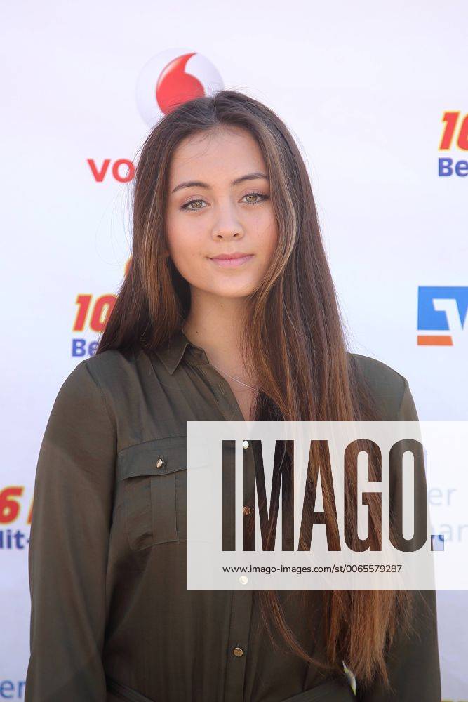 Jasmine Thompson posiert beim Stars for Free Open-Air-Konzert am 29 ...