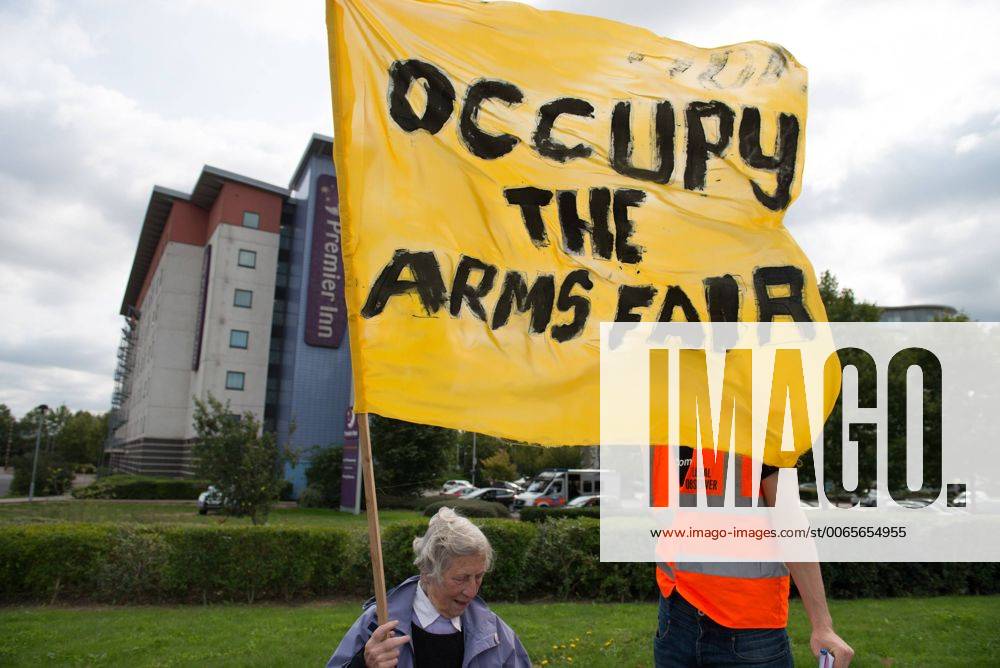 AKTUELLES ZEITGESCHEHEN Protest gegen Waffenmesse in London Sept. 7 ...