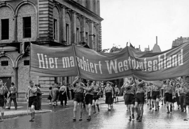 Maikundgebung Mit Parade Der FDJ In Ost Berlin, DDR 1950er Jahre. 1st ...