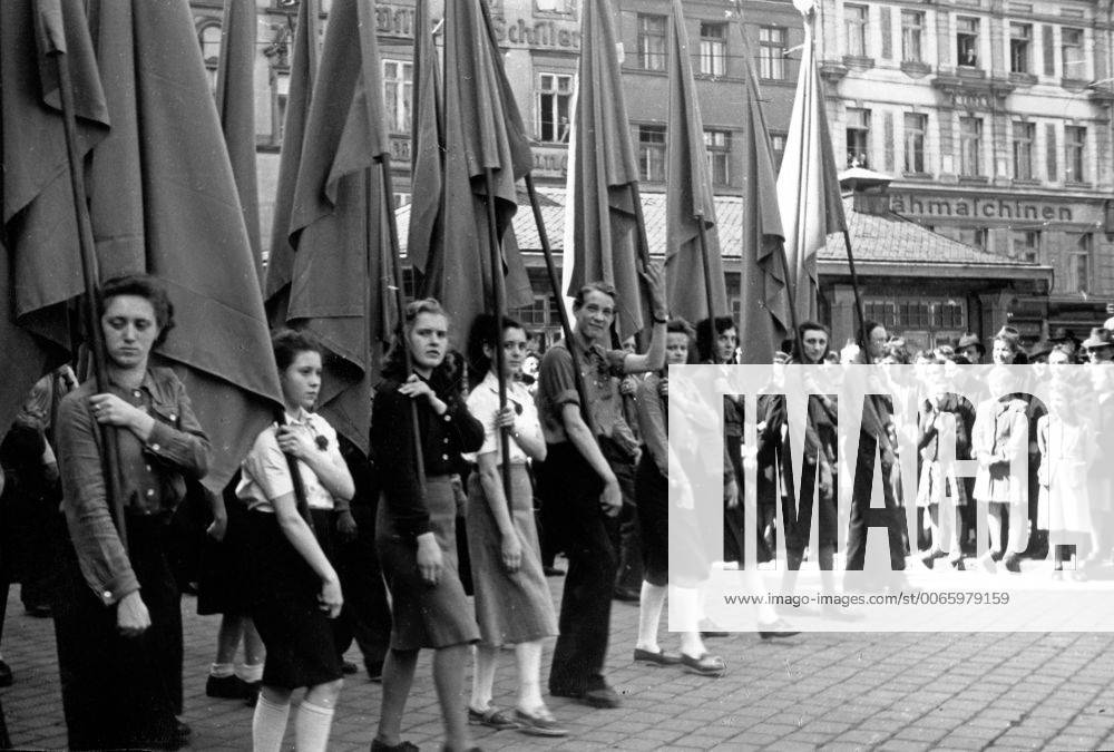 Maikundgebung Mit Parade Der FDJ In Ost Berlin, DDR 1950er Jahre. 1st ...