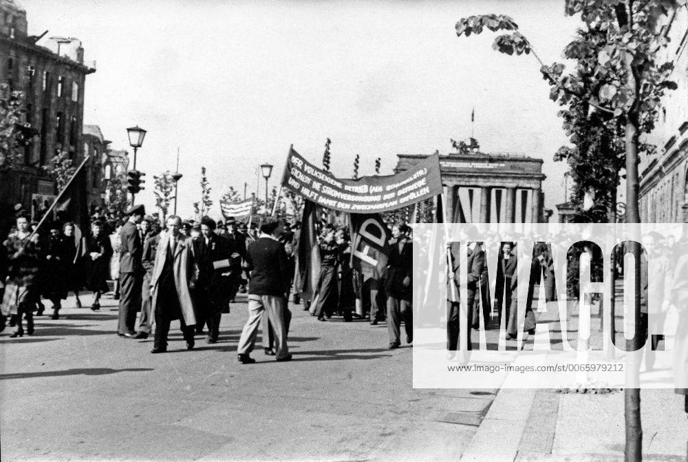 Maikundgebung Der FDJ In Ost Berlin, DDR 1950er Jahre. 1st Of May Rally ...