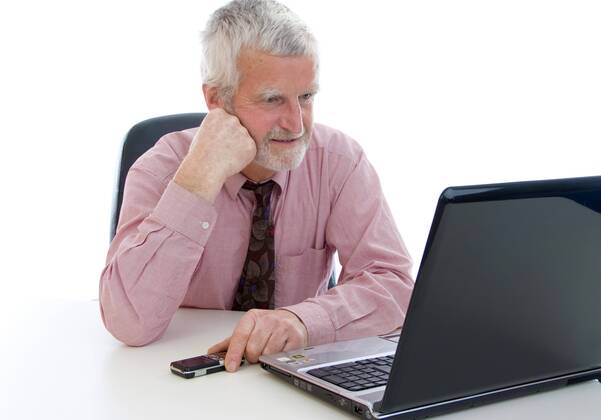 Pensionist arbeitet am Laptop retiree using laptop