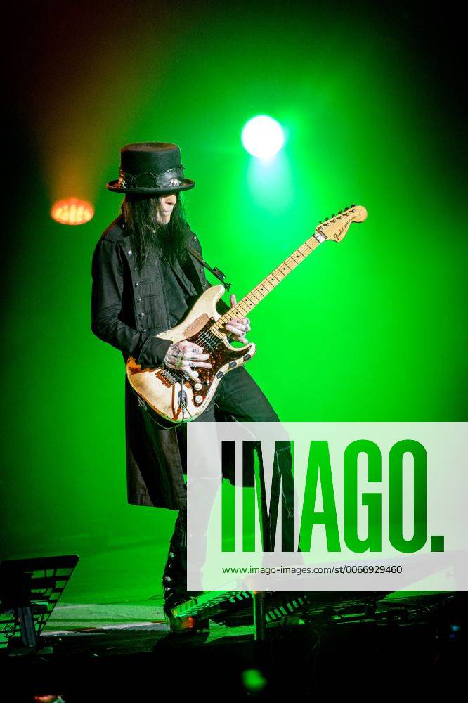 aug-10-2014-toronto-ontario-canada-mick-mars-of-the-american