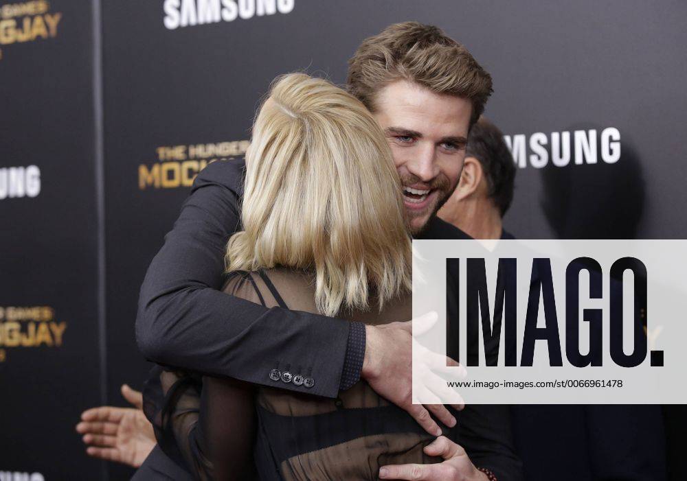 Liam Hemsworth and Jennifer Lawrence hug on the red carpet at The ...