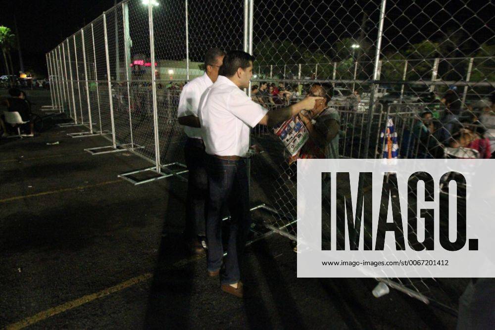 Nov. 26, 2015 Puerto Rico Kunden warten auf Einlass am Walmart an