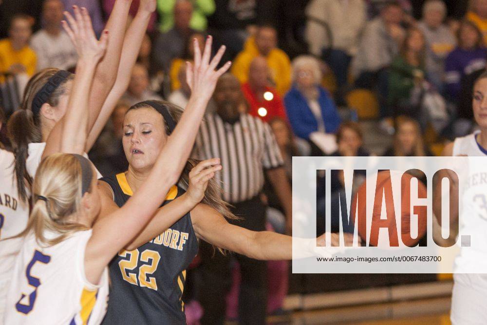 Jan. 4, 2014 Moline, Iowa, U.S. Bettendorf s Elizabeth Finn throws