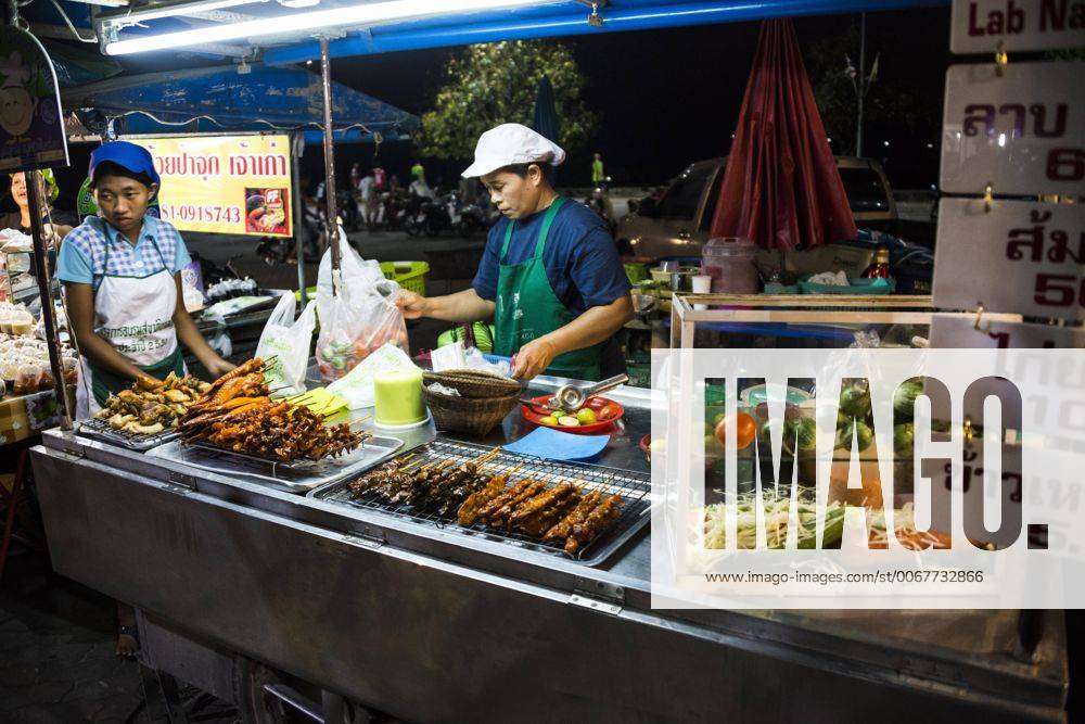 Essensstand, Essen zum Verkauf auf einem Nachtmarkt, Na Thon, Insel Koh ...