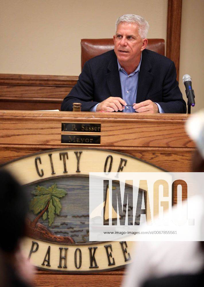 Mayor J.P. Sasser takes questions during a Pahokee city commission