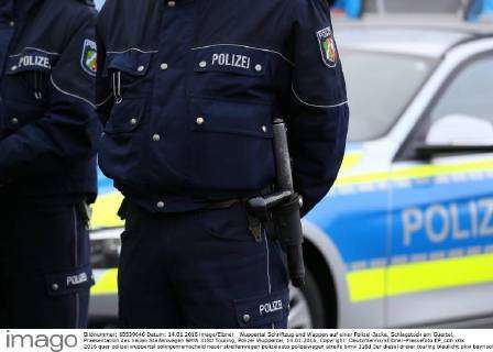 Wuppertal Schriftzug und Wappen auf einer Polizei-Jacke, Schlagstock am  Guertel, Praesentation des
