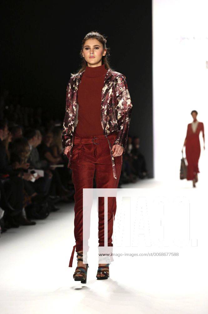Stefanie Giesinger bei der Riani Fashion Show auf der Mercedes-Benz