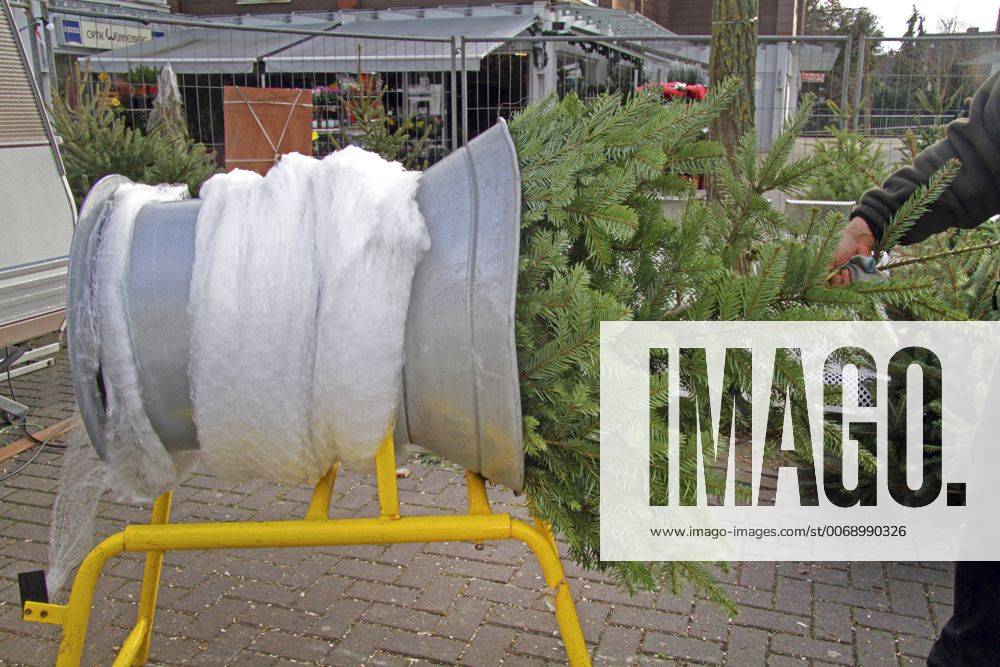Weihnachtsbaumtrichter, Deutschland christmas tree netting machine