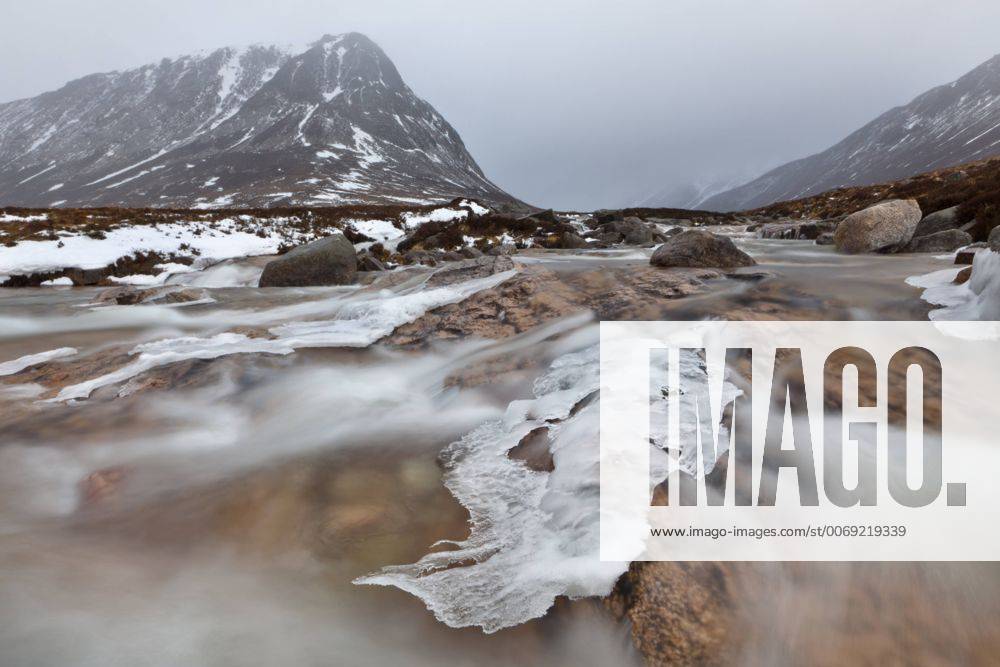 The River Dee flowing past the Devil s Point. Cairngorms National Park