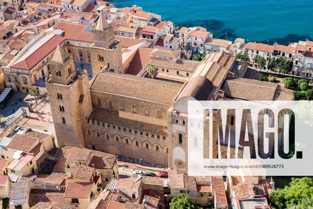 Ausblick vom Rocca di Cefalu auf Dom von Cefalu, Normannendom und ...