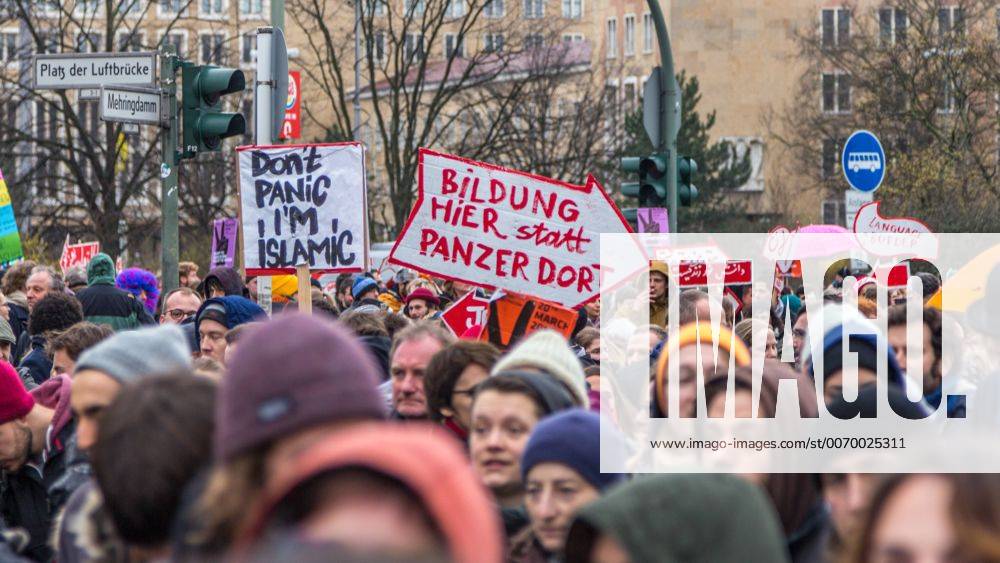 Karneval der Geflüchteten zieht durch Berlin-Kreuzberg Thousands ...