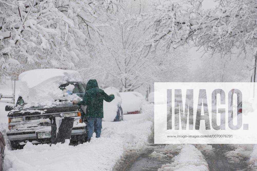 Denver, Colorado, U.S - A man cleans snow off a vehicle in Denver ...