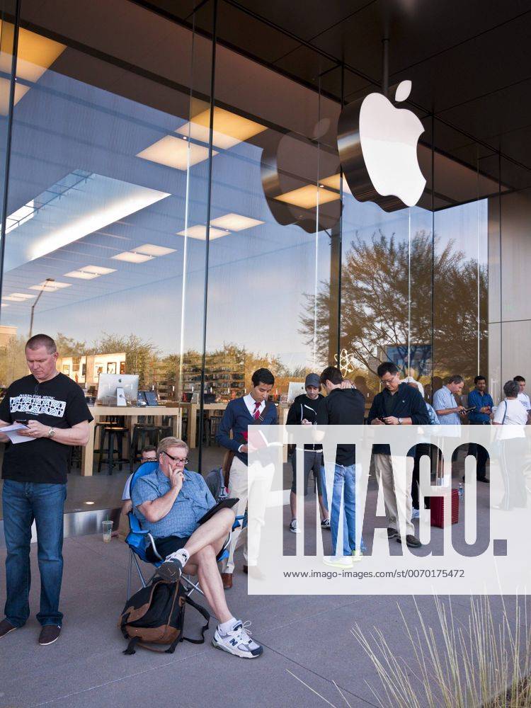 Oct. 14, 2011 Scottsdale, AZ, United States of America People wait