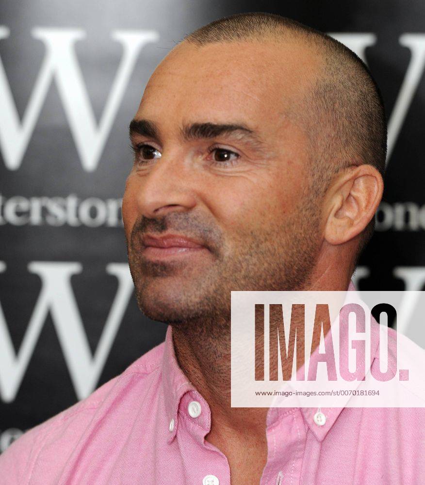 Oct. 16, 2011 Bluewater,Greenhithe, Kent, UK Bluewater, UK. Louie Spence from Pineapple Dance